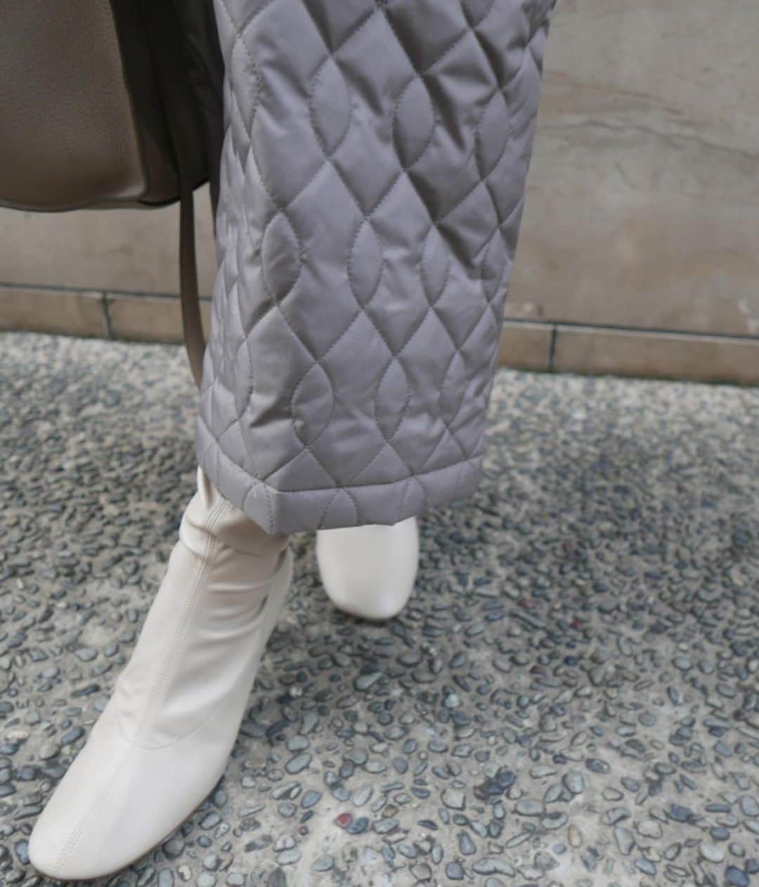 JUNNAさんのインスタグラム写真 - (JUNNAInstagram)「最強暖かボトム☃️ #キルティングロングスカート  驚きの暖かさに感動しております。  本当に暖かい！！ これにニーハイブーツ合わせたら下半身のみ夏陽気🤣  只今大阪店にて先行発売中です。 12月12日新宿店、オンラインストアでも発売致します👍 ・ ・ tops/ #バックシャンリブトップス 発売中 outer/Gloverall ELIZA ダッフルコート 発売中 skirt/ #キルティングロングスカート 12月12日19時発売 shoes/ 発売中 bag/ #celine  さ、今日はこれから新宿店店頭へ🏃‍♀️🏃‍♀️🏃‍♀️ ぜひお立ち寄り下さい。 ・ ・ 【来店スケジュール】 新宿店　12月7日土曜日　14:00-16:00 / 18:00-20:00 大阪店　12/14日土曜日　 14:00-16:00 / 18:00-20:00  #etretokyo#2019ETREaw#celine#celinebag#キルティング」12月7日 11時35分 - junna