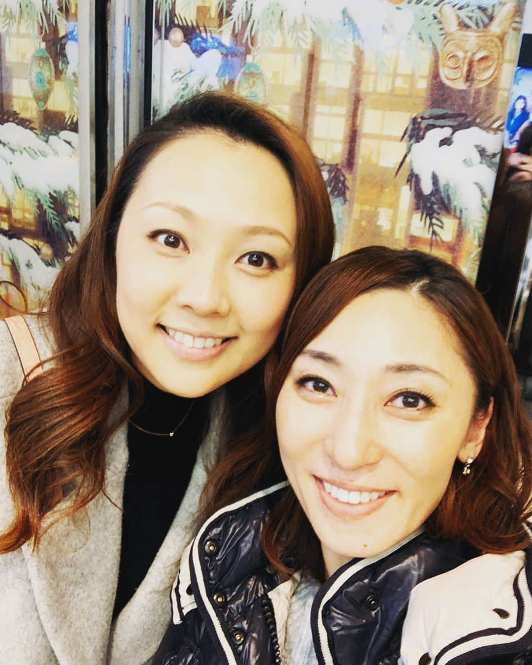 蒼乃夕妃さんのインスタグラム写真 - (蒼乃夕妃Instagram)「楽しいひととき✨ . . 私の大好きな大先輩、琴まりえｻﾝ😍 新人公演でも役をさせて頂いたり、ショーでは一緒に踊らせて頂いたり、私の良い所も悪い所も全部知ってる方😂 . . 優子さんには本当に何でもお話出来る✨ . . 髪飾りのアドバイスもたっくさん頂いたし、お稽古場では優子さんの一挙一動を穴が開くぐらい見てた‼️ . . 優子さんと組んで踊る男役さんはいつもステキに見えていたので、私もそんな組み方出来る様になりたいなぁっていつも思ってました‼️ . . 退団してもこんなに仲良くして貰えて私、嬉しい🥰 私の人生の先輩❣️ #琴まりえ　サン #星組 #私のスカート捌きはこの方のおかげ」12月7日 11時38分 - yukiaono_official