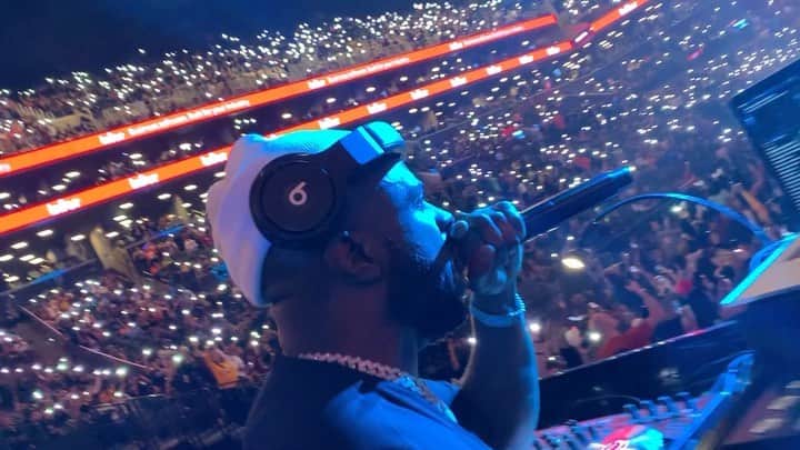 ファンクマスター・フレックスのインスタグラム：「Take you phone out! Light this bitch up! Bad Bunny concert! 20,000 strong! FunkFlex on the set! @litdigitaldjs」