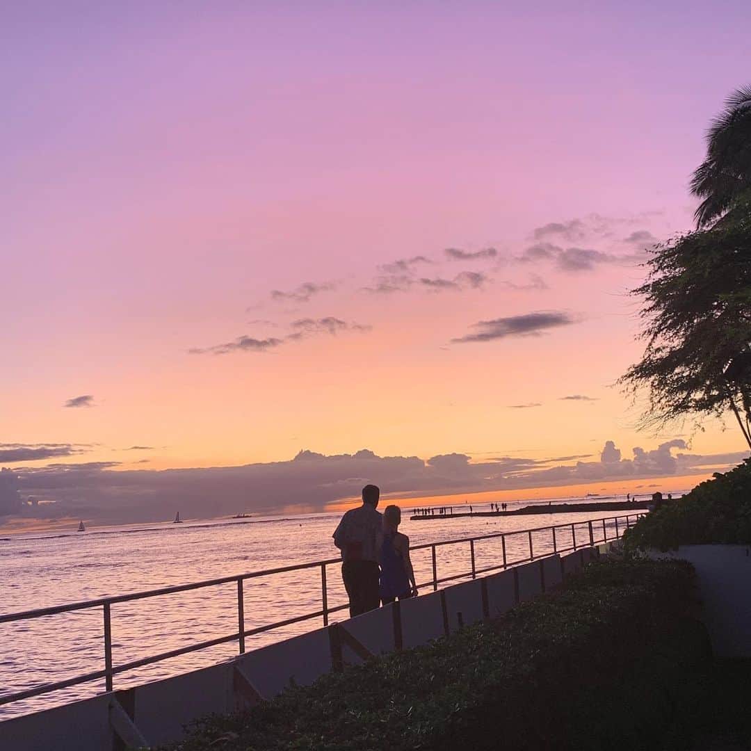 のインスタグラム：「📍waikiki beach beautiful sunset🌅 恋しいな...♡ . . 今年も残すところあと僅か、 また息子とこの景色を見に行けるよう 最後までしっかりお仕事頑張ります☺︎ . .  #ワイキキビーチ#サンセット#ハワイ#ハレクラニ#hawaii#waikiki #waikikibeach #sunset #aloha #beautiful #halekulani」