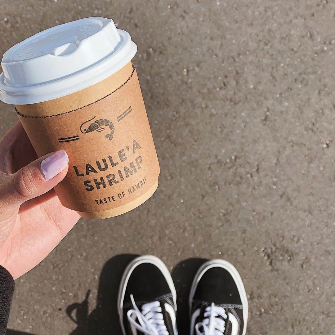 森山菜々のインスタグラム：「寒さに毎日耐えながらがんばってます🧣﻿ HOTのコーヒーは、ハワイのコナコーヒーを提供☕️﻿ ブラックあんまり好きじゃないんだけど、﻿ コナコーヒーは苦くなくて甘い。すっきりしてて好き🌈﻿ ﻿ 寒くなってきたから営業形態も少し変える予定です🎄🦐﻿ 来週頃伝えれるかと〜。﻿ #LauleaShrimp﻿ #ラウレアシュリンプ」