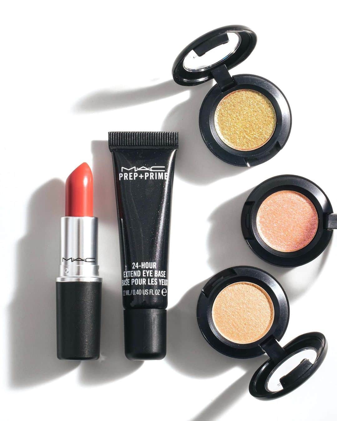 M∙A∙C Cosmetics Japanのインスタグラム：「ㅤ 【#MACXLAY 第2弾スタート！】 第2弾の対象製品は、華やかなウィンターシーズンにぴったりのリップスティックとアイシャドウ✨ ㅤ 12/6～全国のMACカウンターにて、対象製品ご購入で、限定カード1枚をプレゼント！中には各店枚数限定のプレミアムカードも…？ 公式オンラインでは12/12スタート！ カードはなくなり次第終了なので、お早めに✨ ㅤ 今なら、人気のリップベース&アイベース現品&LAY限定プレミアムカードが当たるキャンペーン実施中。対象製品と詳細をチェック！ ⇒https://bit.ly/34W7eLO ㅤ ㅤ DESIGN: M·A·C ARTIST RINO KASAI @rino416⠀@macpro_tokyo PHOTO: @takaki_iwata ㅤ ㅤ ㅤ ㅤ ㅤ #MACCosmeticsJapan #MACコスメ #MACCosmetics #コスメ #メイク #リップ #リップスティック #赤リップ #オレンジリップ #リップベース #アイベース #アイシャドウベース #アイシャドウ #ラメメイク #冬メイク #ラメ #置き画 #お気に入りコスメ #eyemakeup #lipmakeup #eyeshadow #beauty #makeup #cosmetics #flatlay」