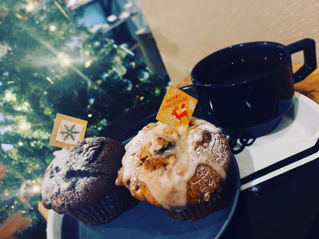 The Bakeさんのインスタグラム写真 - (The BakeInstagram)「こんな寒い雨の日には クリスマスマフィンとコーヒーでまったりとお家で過ごすのもいいですね❄️☕️🧁 #muffin #christmas #christmastree #coffee #coffeebreak #christmasparty #クリスマス」12月7日 11時53分 - the_bake1121