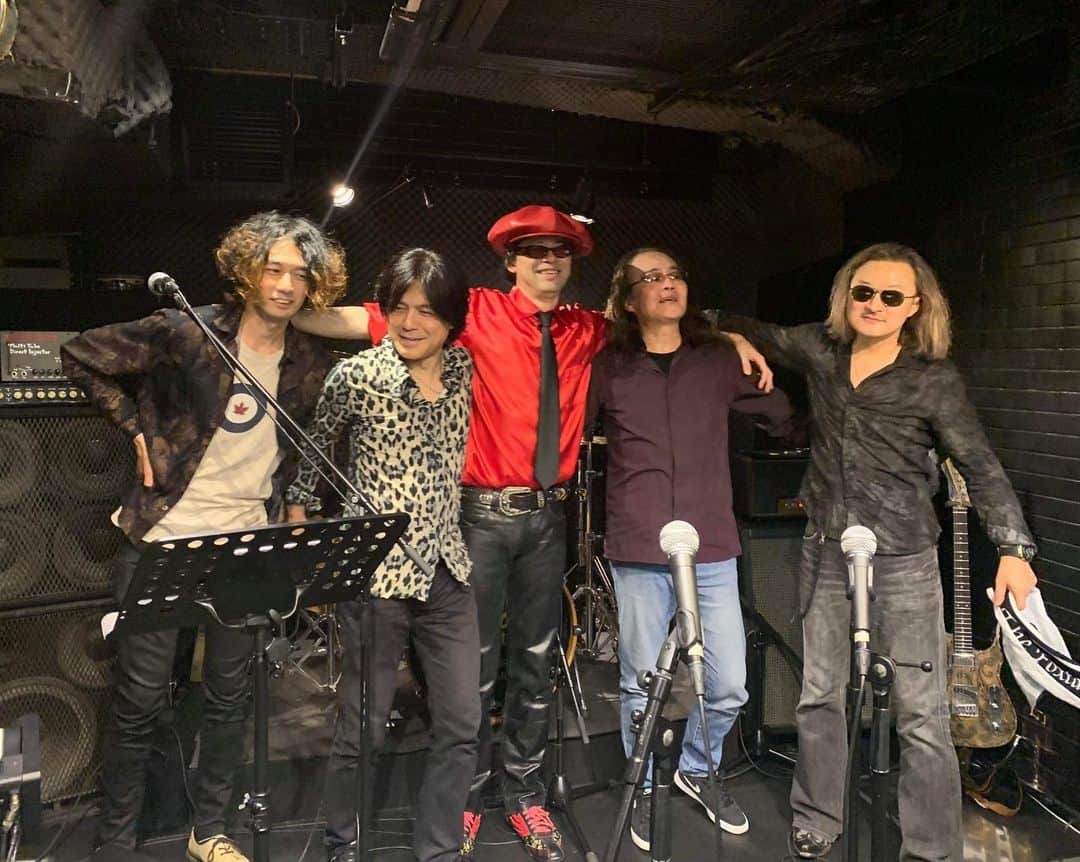 潮崎裕己さんのインスタグラム写真 - (潮崎裕己Instagram)「"Peace, Love, Rock and Roll Vol.2" 終了しました。 大きな事故もなくwとても楽しかったです。 ちなみにキーボード弾きながら寝てる訳ではありません。 次回をお楽しみに！  Kikumaru(vocal)  Tsuyoshi.O(guitar)  潮崎裕己(keyboards)  柏原ヒカル(bass)  太田明(drums)  #kikumaru #tsuyoshio #潮崎裕己 #柏原ヒカル #太田明 #ファビュラスギターズ」12月7日 11時57分 - hiromi_shiosaki