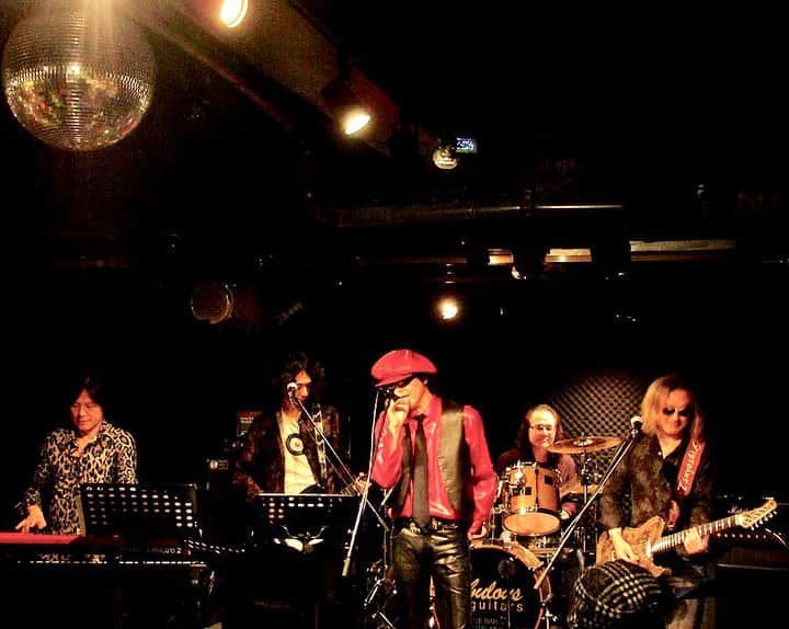 のインスタグラム：「"Peace, Love, Rock and Roll Vol.2" 終了しました。 大きな事故もなくwとても楽しかったです。 ちなみにキーボード弾きながら寝てる訳ではありません。 次回をお楽しみに！  Kikumaru(vocal)  Tsuyoshi.O(guitar)  潮崎裕己(keyboards)  柏原ヒカル(bass)  太田明(drums)  #kikumaru #tsuyoshio #潮崎裕己 #柏原ヒカル #太田明 #ファビュラスギターズ」