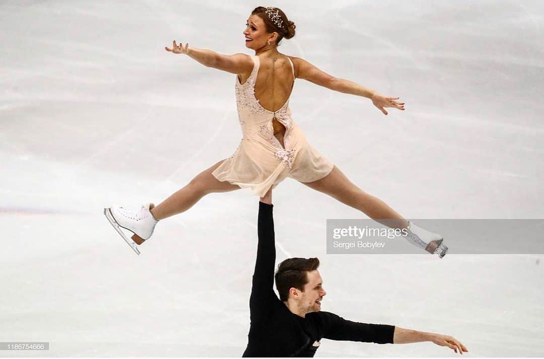カーステン・ムーア＝タワーズのインスタグラム：「Even my poor dress had a tough week 🤭 funny lift changes are not good for zippers  You win some and you learn some (so they say 🤷🏼‍♀️) As always, thanks for the love ❤️ 📸 Sergei Bobylev • #gpf #grandprixfinal #torino #italy」