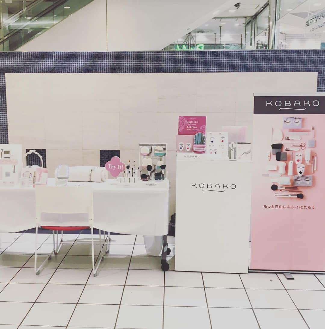 kobako.kaiさんのインスタグラム写真 - (kobako.kaiInstagram)「Hello Saturday♡ KOBAKO ビューティーツールイベント イセタン ミラー アトレ大井町店 〜12/8(日) . 明日12/8まで、アトレ大井町1Fのイセタン ミラーにてKOBAKOのイベントを開催中！ コフレのご紹介はもちろん、ネイルケアのタッチアップなども行っているので、ぜひお気軽に遊びにきてください。 お待ちしております☺︎ . イベントの営業時間は 12/7・8 10:00〜19:00 . イセタン ミラー アトレ大井町店 アトレ大井町1F TEL 03-5709-7297 . #kobako #コバコ #kobakonails #コバコネイルズ #beautytools #beautyproducts #ビューティーツール #イベント #event #アトレ大井町 #atreoimachi #イセタンミラー #isetanmirror #oimachi #tokyo #makeup #メイクツール #nailcare #ネイルケア #メイクブラシ #まつ毛メイク #コスミラ #コフレ #beauty #beauté  #美妝 #instabeauty #kai #貝印 #haveaniceweekend」12月7日 12時09分 - kobako_official