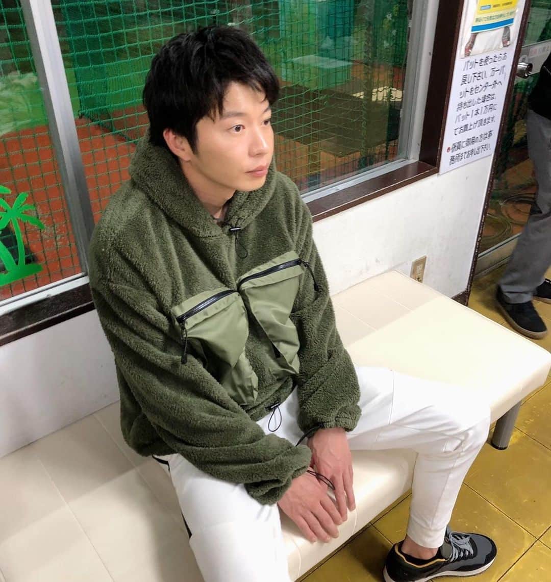 おっさんずラブ 武蔵の部屋のインスタグラム：「春田と四宮の"お試し交際"には未だ、まっっったく納得が行かないが、たまにはバッティングセンターも良いものである。 #なんていうんだろうな #アオハルしちゃった感じ #おっさんのアオハル #緋夏の気持ちを知った時は #娘のために送りバントをしようとしたが #こうなった今 #いっそのこと逆転ホームランを狙うべきか #なーんてね #小難しく考えていても #このぽやっとした笑い顔を見てると #何だか全部どうでも良くなってしまうね☺️ #君は幸せの塊みたいな人だな」