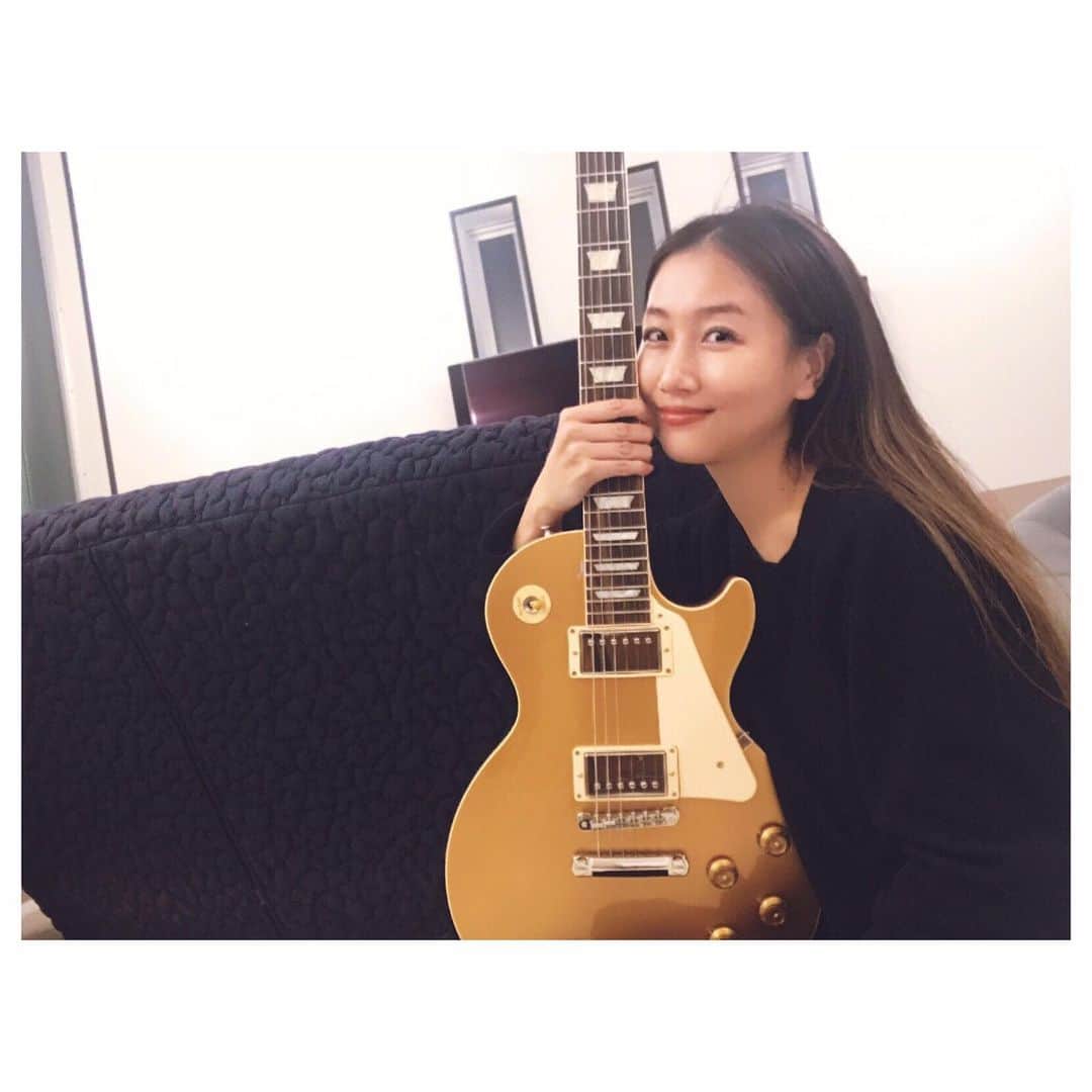 のインスタグラム：「誕生日プレゼント 貰った。 、、、、、、おそ！😂 AIO　#birthday #present #new #guitar #レスポール #gibson」