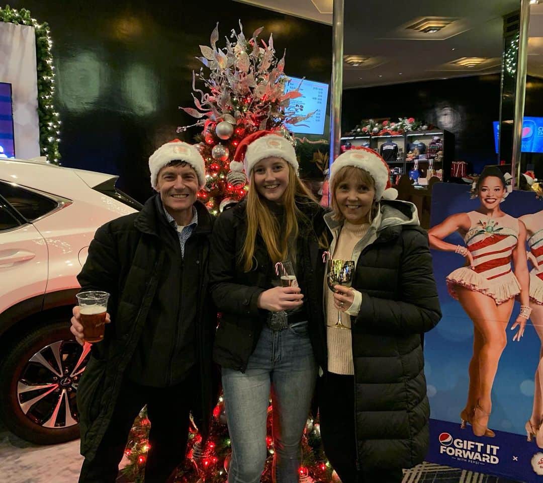 ケイティ・パスフィールドのインスタグラム：「The Rockettes ROCKED our world 👯‍♀️💃 • • • #rockettes #christmastime #bestkicklines #bestsantahats」