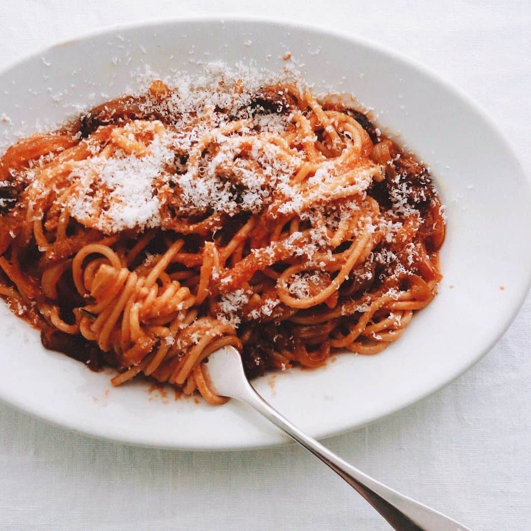 のインスタグラム：「Spaghetti all' Amatriciana 🍝 . 土曜日のランチに スパゲッティーで アマトリチャーナ。 . . #amatriciana #spaghetti #topitalianfood #italyfood #italianfood #pastamania #pastalover #lovepasta #pastaitaliana #pecorinoromano」