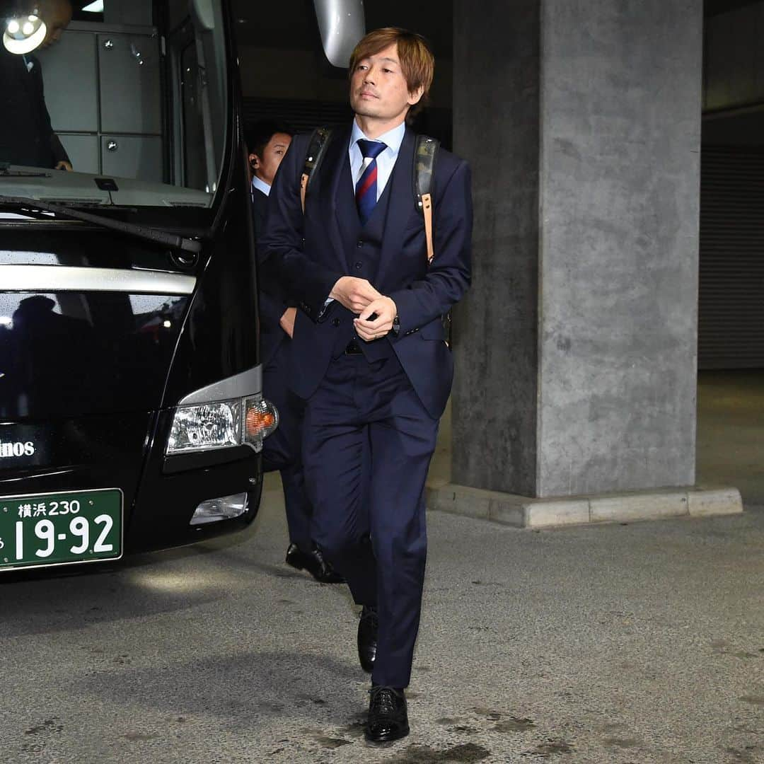 横浜F・マリノスさんのインスタグラム写真 - (横浜F・マリノスInstagram)「日産スタジアムに到着🚌﻿ ﻿ #fmarinos #Jリーグ﻿ #スーツ #オーダースーツ #suits﻿ #ginzaglobalstyle @globalstyle_jp」12月7日 12時14分 - yokohamaf.marinos