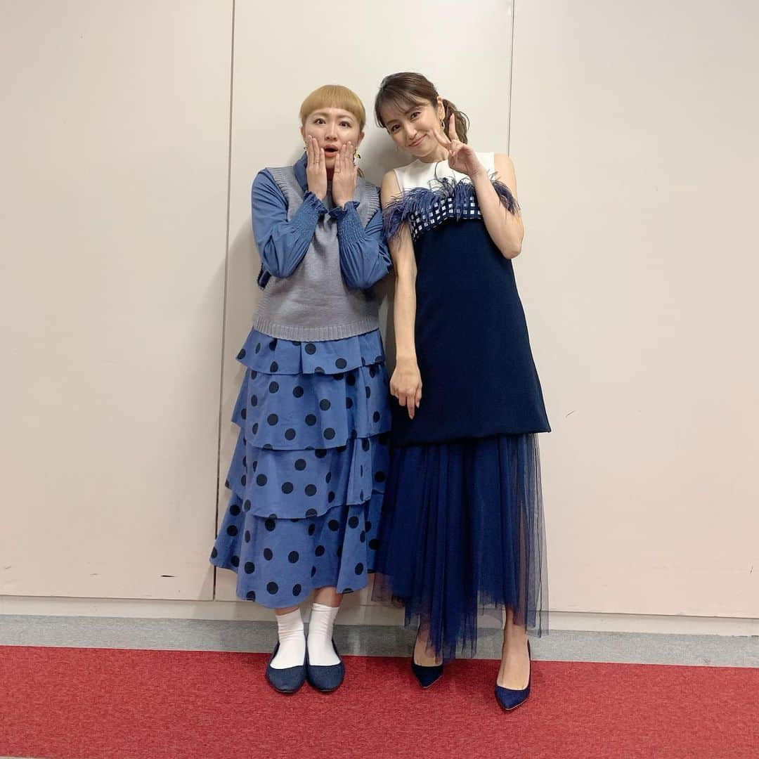 矢田亜希子さんのインスタグラム写真 - (矢田亜希子Instagram)「大好き桂里奈ちゃんと❤️ #丸山桂里奈 ちゃん#バラエティ番組#収録#いつもお手紙ありがとう#いつももっともっと謎な文章💕#一緒だった地方ロケが楽しすぎたよ#大好き#スタイリストさんに写真撮ってもらったら大量ショットw#年内必ず会おうね」12月7日 12時16分 - akiko_yada