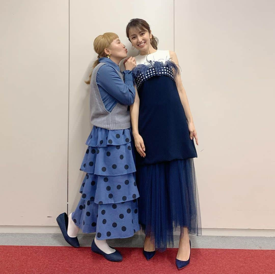 矢田亜希子さんのインスタグラム写真 - (矢田亜希子Instagram)「大好き桂里奈ちゃんと❤️ #丸山桂里奈 ちゃん#バラエティ番組#収録#いつもお手紙ありがとう#いつももっともっと謎な文章💕#一緒だった地方ロケが楽しすぎたよ#大好き#スタイリストさんに写真撮ってもらったら大量ショットw#年内必ず会おうね」12月7日 12時16分 - akiko_yada