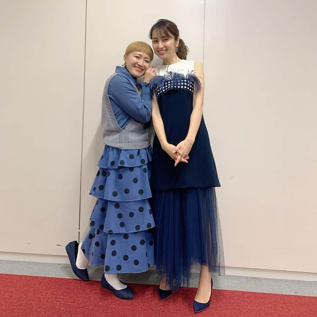 矢田亜希子さんのインスタグラム写真 - (矢田亜希子Instagram)「大好き桂里奈ちゃんと❤️ #丸山桂里奈 ちゃん#バラエティ番組#収録#いつもお手紙ありがとう#いつももっともっと謎な文章💕#一緒だった地方ロケが楽しすぎたよ#大好き#スタイリストさんに写真撮ってもらったら大量ショットw#年内必ず会おうね」12月7日 12時16分 - akiko_yada