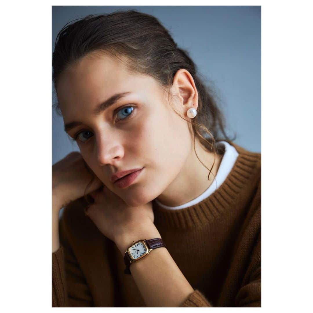 のインスタグラム：「【 SEIKO × Shinzone COLLABORATION  WATCH EDITION 2 】  本日12/7(土)より、Shinzone 全店にてセイコーとのコラボレーションウォッチの第二弾が発売いたしました。 ※お取り置き・店頭での通信販売に関しましては、発売から1週間後の12/14より受付可能です。  ゴールドのスクエアケースに、アイボリーの文字盤、スチールブルーの3針に贅沢なリアルクロコダイルのレザーバンドでより女性らしい印象に仕上げた腕時計です。  ぜひShinzone 各店舗へお立ち寄りくださいませ。  #shinzone #シンゾーン #shinzone_import2019aw #collaboration #watch #seiko #seikowatch #コラボレーション #腕時計」