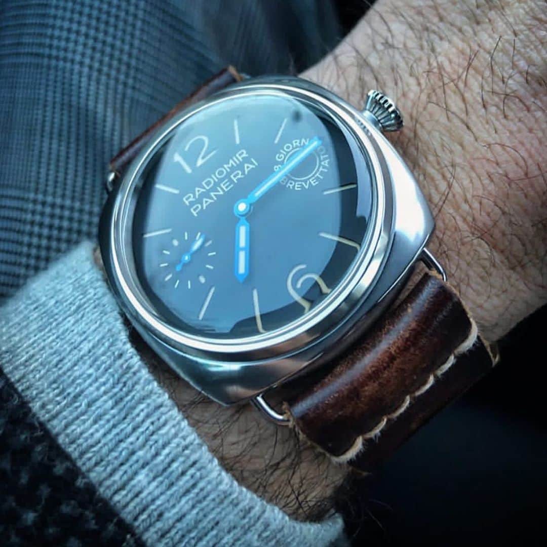 パネライのインスタグラム：「The new #PAM992 out in the wild. Those blue hands 😍. What do you think? Pic by @watch_money #paneraicentral」