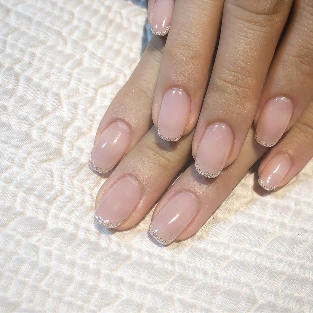 RUBY&ONYX by Kanako Miuraのインスタグラム：「nude color🌛 ・ 手指が綺麗に見えるグラデーションです！ ・ 12/10 12:00〜,15:00〜 12/11 12:00〜,13:30〜,18:30〜  ご案内可能です🥰  そのほかのお時間もお問い合わせください💫  お子様もお隣に座れるルームや個室もございます💡 ・ ・ 🌿月額制もやってます🌿 ○プレミアム会員(ハンド&フット)¥29,800(税抜)・ ○ハンドレギュラー会員¥14,800(税抜)・ ○フットレギュラー会員¥14,800(税抜)・ ・ それぞれ全てのメニューが月に何度でもご利用頂けます。  ご予約、お問い合わせはDMまたは 0354595882 LINE ID：@ rubynail までお気軽にどうぞ💫  #daikanyama#nailsalon#nail#gelnail#rubyandonyx#handnail#mode#cool#studs#menscare#ART#winternails#メンズネイル#メンズケア#定額制ネイル#通い放題#ジェルネイル#ネイル#ノーサンディング#ショートネイル#代官山ネイルサロン#トレンドネイル#冬ネイル」