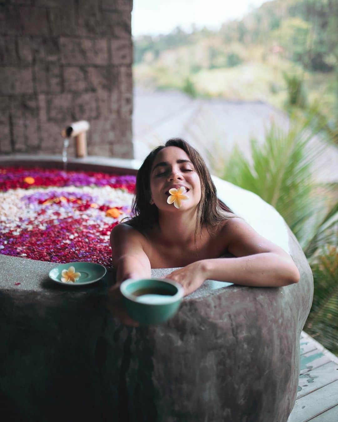 Katy Esquivelのインスタグラム：「Viajar es despegarte de tu mundo por un tiempo. ••• Bali es uno de mis lugares favoritos en el planeta y este año conocimos una de sus regiones más alucinantes: Karangasem. Por qué nos gusto? Terrazas de arroz que te hacen soñar despierto, playas de agua cristalina, templos tan hermosos que te pondrán la piel de gallina y la presencia de un majestuoso volcán que le da vida a todo lo que se encuentra a su alrededor 🌋 Este lugar es de lejos mi favorito en la isla porque uno siente que realmente se desconecta, algo que muchos necesitamos! Gracias @indtravel por la increíble experiencia, síganlos para descubrir más lugares increíbles en Indonesia! #wonderfulindonesia ••• Etiqueta con quién quieres viajar a Bali 🌴」