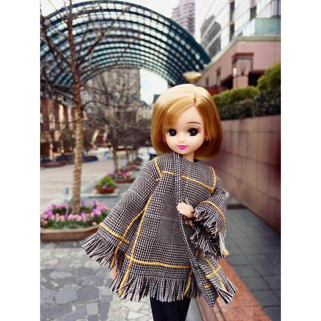 リカちゃんさんのインスタグラム写真 - (リカちゃんInstagram)「The wind is so cold today！ きゃーっ！今日はとっても風が冷たい…お友達との約束の時間に遅刻しそうだから走りたいのに、走るともっと寒いから走れない…北風には負けないんだから☆ あったかいドリンクを買ってエネルギーチャージよ♪ いそがなくっちゃ！ #リカちゃん #fashion #ootd #hairstyle #licca #liccadoll #japanesedoll #japan #girl #instadaily #instagood #instagramjapan #instagram」12月7日 12時30分 - bonjour_licca