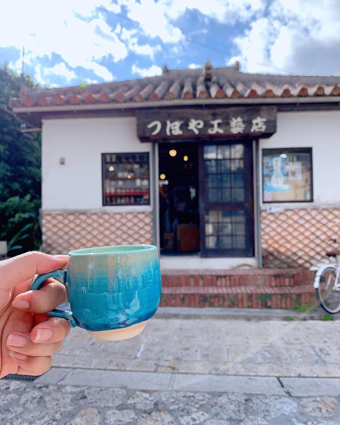 長嶺菜菜子のインスタグラム：「. ターコイズブルー？﻿ コバルトブルー？のやちむん﻿ ﻿ ﻿ 沖縄県那覇市にある﻿ やちむん通りで見つけたどタイプの色合い♡﻿ ﻿ ﻿ やちむん＝焼き物﻿ 沖縄の方言﻿ ﻿ ﻿ このターコイズブルーのやちむん﻿ ﻿ ﻿ コップ以外にもめっちゃくちゃ素敵な形のおちょこもあってお皿もあって﻿ 太陽の下で見ると本当に綺麗に鮮やかな色に光る✨﻿ ﻿ ﻿ このカラーと形を生み出したこのお店の店主・陶芸家の日沼瑠さん﻿ @ryu.pottery﻿ ﻿ ﻿ 自分の仕事に誇りを持っていて、この形ができるまでを教えてくれる﻿ 見た目とは裏腹にめっちゃ喋る！！笑﻿ ﻿ ﻿ 店内には、『撮影禁止』って書かれた貼り紙がされてるから、ちょっと怖い頑固な人なんかなって前来た時は勝手に思ってて﻿ けど今回来たら、めっちゃ普通に話すし、イメージがガラリと変わりました😁🙏﻿ ﻿ ﻿ すんごい陶芸が好きなんだなって、オタクなんだなって思った😁🙌﻿ ﻿ ﻿ 「太陽の下で見るとこのカラーの綺麗さがわかるよ、外に持っていて見てください」﻿ と言われ、外に持っていって写真撮ったのがこの写真﻿ ﻿ ﻿ すんごい綺麗でしょ😆😆﻿ ﻿ ﻿ 自分が生み出したやちむんに愛を持って、自信を持って人におすすめしてる瑠さんはほんと職人で素敵だと思った😚🙏﻿ ﻿ ﻿ ﻿ 那覇市壺屋にあるやちむん通り﻿ ここ歩いてるとなんかすごく落ち着く﻿ すんごいゆっくりした時間が流れてる✨✨﻿ ﻿ ﻿ ★------------------------------------------------☆ ﻿ #沖縄人 #沖縄出身 #うちなんちゅ﻿ #八重歯 #でこっぱち﻿ #やちむん #やちむん通り﻿ #沖縄観光 #沖縄観光オススメ  #那覇市壺屋 #那覇市観光﻿ #焼き物﻿ #つぼや工藝店﻿ #コバルトブルー﻿ #コバルトカラー﻿ #ターコイズブルー﻿ #ターコイズカラー﻿」