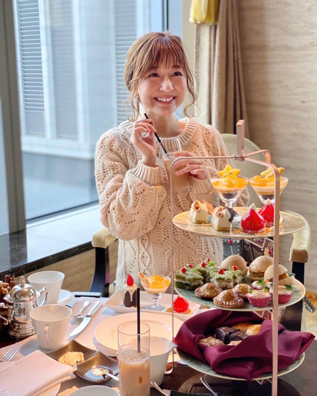 のインスタグラム：「・ シャングリラホテルの クリスマスアフタヌーンティーへ🎅🏻🎄 セイボリー多めのアフタヌーンティー 食いしん坊はテンションが上がります😋w そしてクリスマスシーズンのアフタヌーンティーは いつもに増して可愛くて🎄💕 美味しかったなあ❤️ 楽しかったなあ☺️ #アフタヌーンティー #シャングリラ #シャングリラホテルアフタヌーンティー #シャングリラホテル東京 #クリスマスアフタヌーンティー #クリスマス #女子会 #東京アフタヌーンティー」