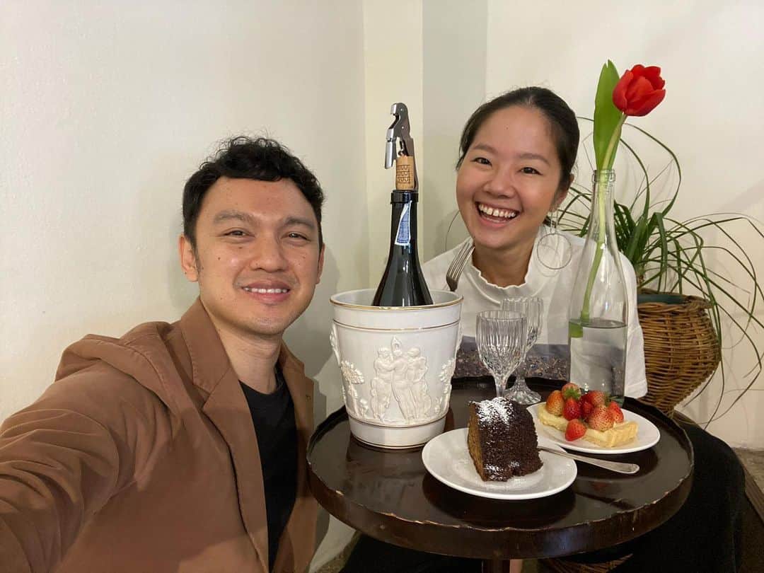 ウィスット・ポンニミットのインスタグラム：「10th anniversary  Together with @vee_vl ❤️❤️❤️❤️❤️ ❤️❤️❤️❤️❤️ ขอบคุณน้ำใจไมตรี @eden_niram」