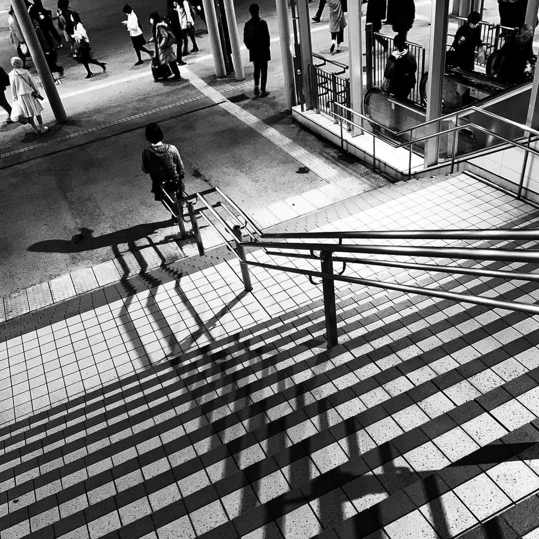 naotakeのインスタグラム：「週末 - A weekend / iPhone XR + Snapseed, 20191208 . . 待ち合わせ。 . . #spicollective #royalsnappingartists #infamous_family #rsa_main #infinity_photo_cult #2_fineart #jp_gallery_member #jp_gallery_bnw #trb_bnw #wp_bnw  #bnw_life #bnwlife_member #bnw_life_shots #bnw_captures #world_bnw #top_bnw #team_jp_ #team_jp_モノクロ #ig_energy_bw #ig_nihon #streetphotographybnw #igersjp #blackandwhite #bnw #bnwphoto #monochrome #bw #bnwphotography #ShotOniPhone #asahi_photocon」