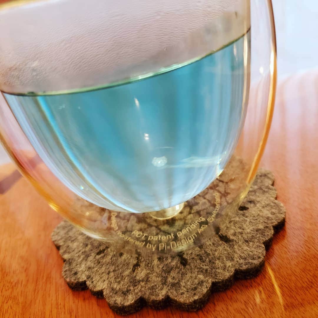 葉山いくみのインスタグラム：「妹がバタフライピー持って遊びに来てくれた🦋 レモンを入れると青からピンクに☕ 綺麗～✨✨✨ #おうちカフェ」
