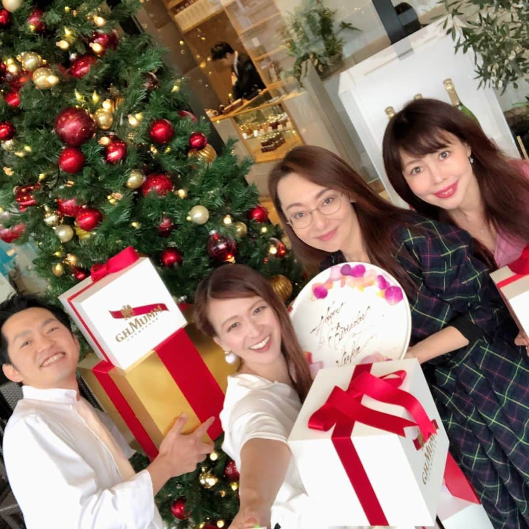 里井真由美さんのインスタグラム写真 - (里井真由美Instagram)「🌰🎄🎊 銀座4丁目交差点を眺めながら〜 栗スマス&お誕生日アフタヌーンティー ・ ・ 3段スタンドには、トップに栗モンブランタルト、チョコサンド、ココナツタルトのスイーツたち🌰🎄🌰🎄🌰 ・ ・ 中央にはスコーンや焼きプディング、パウンドケーキ、 ・ ・ 下段のマルクスバーガー、サーモンムース、いくら最中サンド、生ハムチーズオープンサンドなどなど♡ どれも丁寧な手作りでおいしい♡さすがフレンチダイニングのアフタヌーンティー🇫🇷❤️ ・ ・ 大好きなティエリーマルクスダイニングさんの人気アフタヌーンティー です @thierry_marx_dining ・ ・ @ymame1124 ちゃんのお誕生日に @hideki_eto シェフ特製プレートで、 @foodanalyst_yu ゆうちゃんとお祝いもしちゃいました。 ・ ・ 大切なお友達、ご夫婦や恋人同士、女子会などなど、どなたにも喜んで頂けると思います。 ・ ・ 銀座駅直結なので、お店に行くには雨や雪でも安心♡(雨風雪が強い時はテラスが使えない時もあります) ・ ・ 銀座4丁目交差点を眺めながら、テラスには大きなクリスマスツリーが２つも出ていてテンション上がりますよぉ〜 🎄🎅🤶🎁🎄🎄 おすすめです♡ ・ ・ #アフタヌーンティー #栗スマス#栗スマスアフタヌーンティー  #クリスマス #チョコレート#栗スイーツ#モンブラン#モンブラン巡り#和栗#和栗のモンブラン#栗#フランス栗#里井真由美#1級フードアナリスト里井真由美#さといいね#栗スイーツ#デパ地下#ホテルスイーツ#デパ地下スイーツ#ホテル#ありが糖運動#まゆログ」12月7日 18時08分 - mayumi.satoi