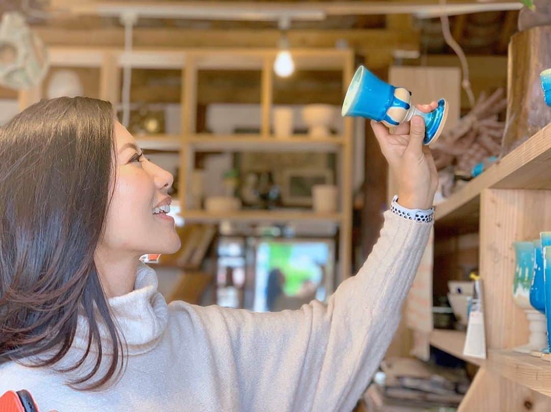 長嶺菜菜子のインスタグラム：「. つぼや工藝店﻿ @ryu.pottery﻿ のターコイズブルーのやちむんに恋をしました♡﻿ ﻿ ﻿ やちむん＝焼き物﻿ 沖縄の方言﻿ ﻿ ﻿ このやちむん、﻿ 太陽の下で見ると本当に綺麗に鮮やかな色に光るんだよー✨﻿ ﻿ ﻿ ★------------------------------------------------☆ ﻿ #沖縄人 #沖縄出身 #うちなんちゅ﻿ #八重歯 #でこっぱち﻿ #やちむん #やちむん通り﻿ #那覇市壺屋 #那覇市観光﻿ #沖縄観光 #沖縄観光オススメ #焼き物﻿ #恋するやちむん﻿ #つぼや工藝店﻿ #コバルトブルー﻿ #コバルトカラー﻿ #ターコイズブルー﻿ #ターコイズカラー﻿」