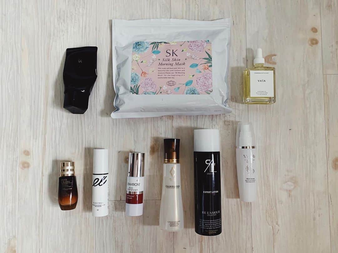 ジュジュのインスタグラム：「質問頂いていた基礎化粧品🌿 . 左上から時計回りに🗣 ☑︎POLAのマッサージクリーム(コレで毎日朝マッサージしながら洗顔) ☑︎#silkderiver ( #atelier で買えるパック) . ☑︎vata oil(Reluxに♡) . ☑︎ミスティセラムH7(まだ買えないのかな？ダチョウの卵エキスで風邪予防) . ☑︎リムアールエキスパートローション( @lycka_eyelash_este ) . ☑︎エンビロンAブーストセラム1(美容クリニックで) . ☑︎リアボーテクリアスキンローション(@lycka_eyelash_este ) . ☑︎エレクロトンスキンクリーム( #atelier) . ☑︎エスティローダーナイトリペアアイクリーム . . こんな感じ✍️ どれもこれもリピートを繰り返す 逸品です👏 . 🗣あっ後毎日パオ、青汁は習慣デス♡ . #基礎化粧品事情」