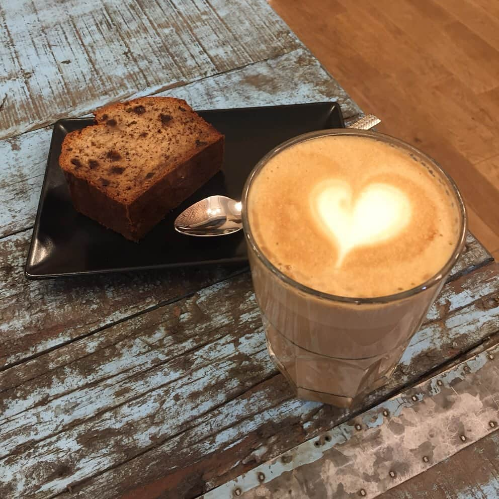 大森美希さんのインスタグラム写真 - (大森美希Instagram)「#coffeebreak #coffeetime #cafe #pausecafé #paris #pariscafe #parislife #afternooncoffee #bananabread #カフェ #パリ #カフェ巡り #パリ生活 #パリところどころ #パリ散歩 #海外生活 #海外で働く #バナナブレッド #ノマドワーカー気取り」12月7日 12時36分 - mikiomori_