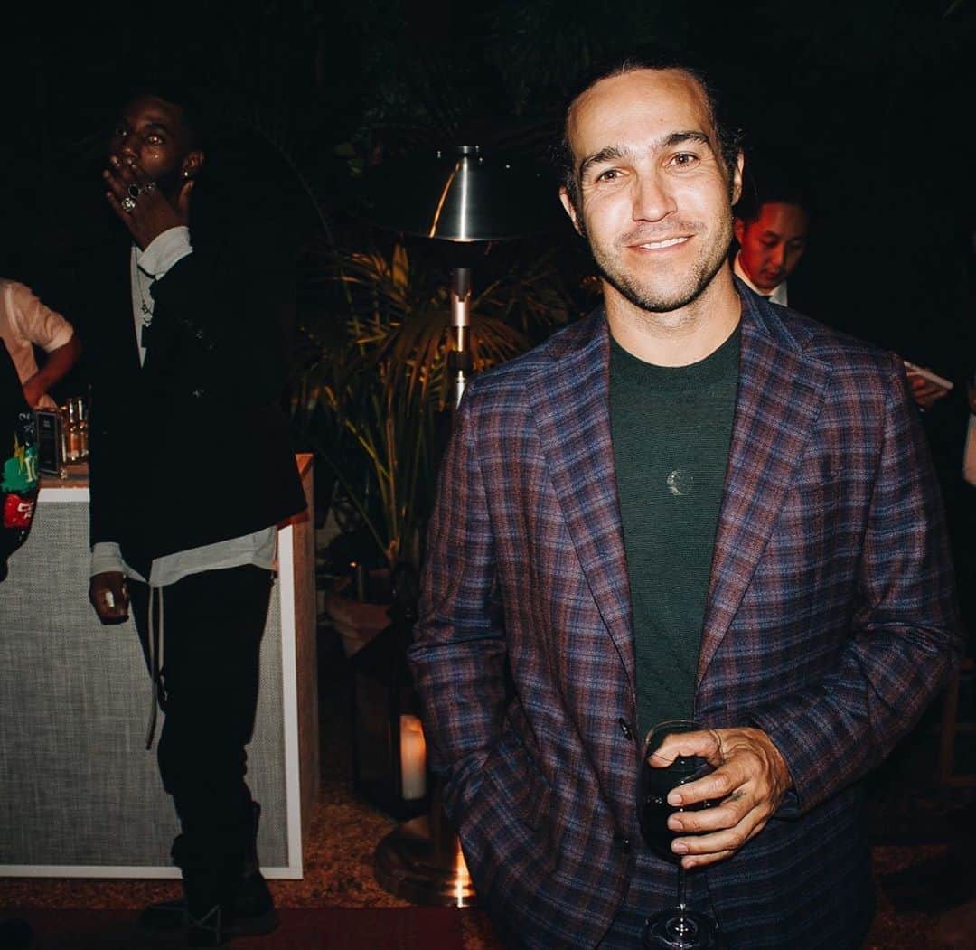 ピート・ウェンツのインスタグラム：「Snuck into @gq MOTY party and drank all their nice wine 🔮」
