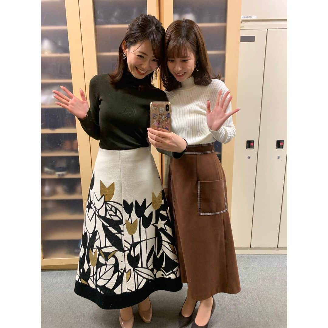 内田嶺衣奈さんのインスタグラム写真 - (内田嶺衣奈Instagram)「昨日のオンエア後に唯ちゃんと👭  2人とも昨日は首元暖かな衣装でした☺️ 珍しい柄のスカート、お気に入りでした✨ *  もうすっかり冬ですね⛄️ 今日も寒いみたいなので 外に出る際はあたたかくしてお出掛け下さい❄️ *  3枚目の写真をみて唯ちゃんが一言。 「内田さん、余白✋お母さんとかに頼んで撮ってもらった時のたまにあるソレですよ！」 …ほんまや🤦‍♀️ 余白もお楽しみください💁‍♀️ *  4枚目は昨日のベストオブ唯ちゃんです👍💕 *  #LiveNewsα #ありがとうございました😊 #今日のLiveNewsit!もよろしくお願いします」12月7日 12時48分 - reina.uchida