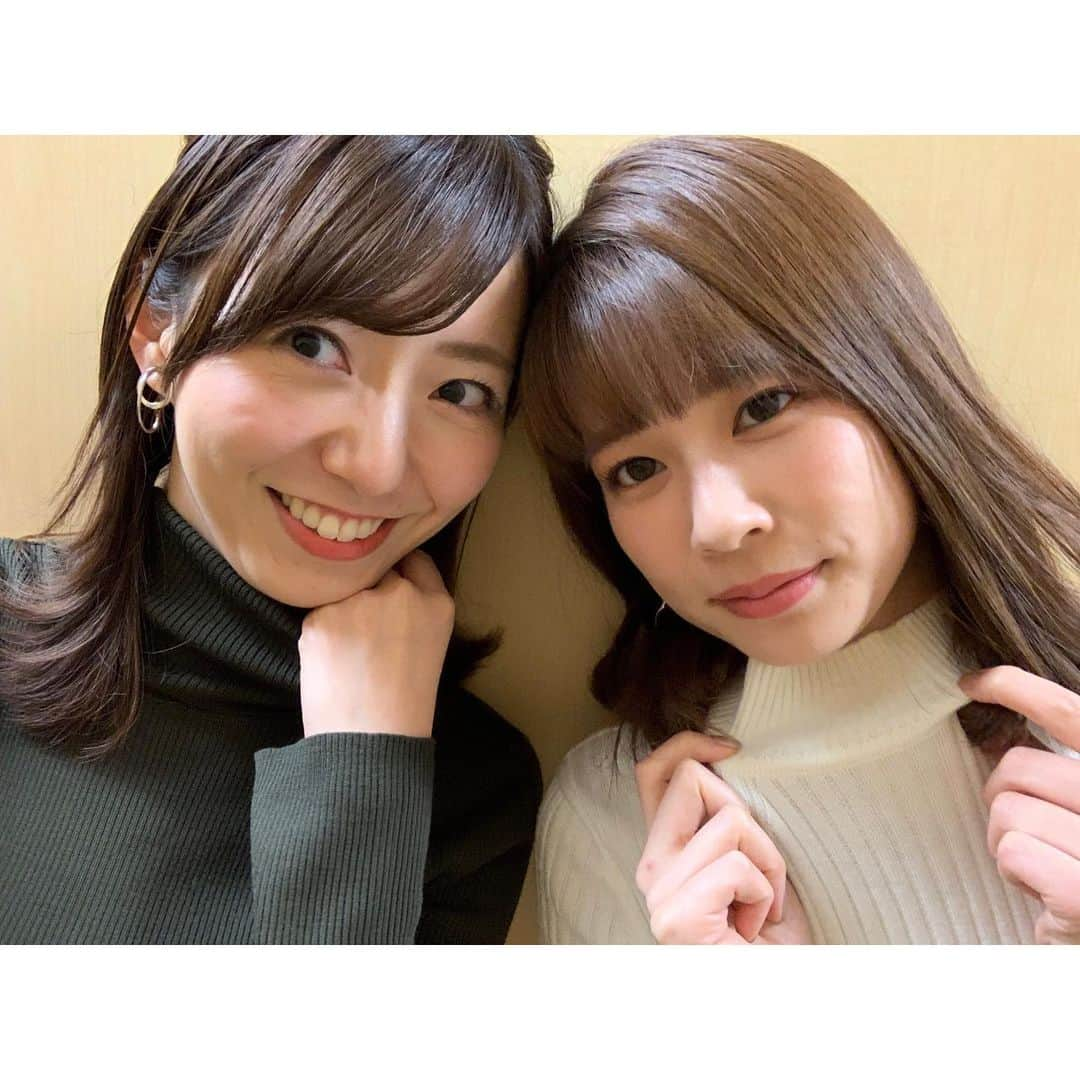 内田嶺衣奈さんのインスタグラム写真 - (内田嶺衣奈Instagram)「昨日のオンエア後に唯ちゃんと👭  2人とも昨日は首元暖かな衣装でした☺️ 珍しい柄のスカート、お気に入りでした✨ *  もうすっかり冬ですね⛄️ 今日も寒いみたいなので 外に出る際はあたたかくしてお出掛け下さい❄️ *  3枚目の写真をみて唯ちゃんが一言。 「内田さん、余白✋お母さんとかに頼んで撮ってもらった時のたまにあるソレですよ！」 …ほんまや🤦‍♀️ 余白もお楽しみください💁‍♀️ *  4枚目は昨日のベストオブ唯ちゃんです👍💕 *  #LiveNewsα #ありがとうございました😊 #今日のLiveNewsit!もよろしくお願いします」12月7日 12時48分 - reina.uchida