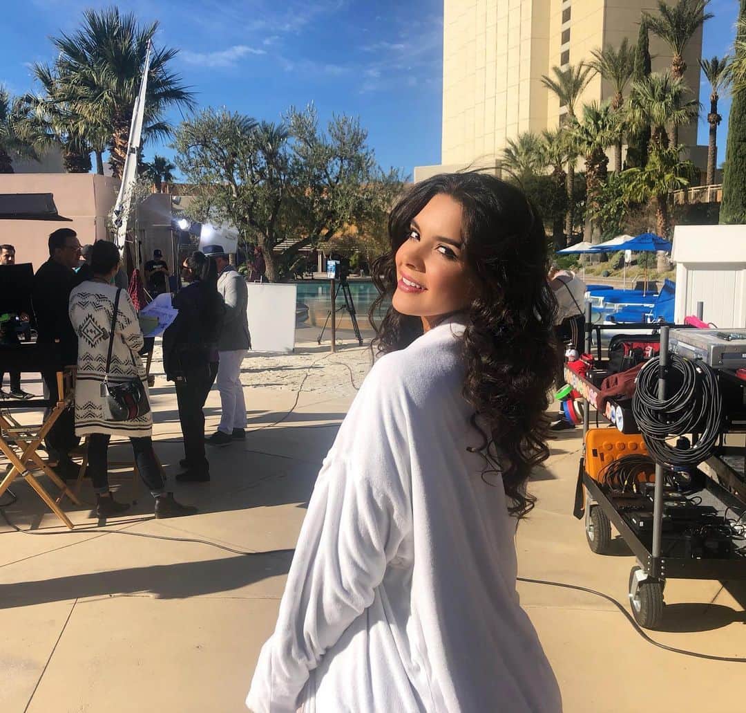 パオラ・ポーリンのインスタグラム：「Happily Filming with the holiday spirit 🎥🎄 - People always ask me how I’m always in such a positive mood working during the holidays?, and it’s because I dedicated 7 years of my life info learning this amazing craft as living in another country by myself. Studying Uta Hagen, and training in New York other acting techniques, it feels great to see all the hard work pay off.! #trusttheprocess  To get diction, acting books and how to control your mind and habits, among other things,go to the link on my bio and get it all from my amazon store! 👆 - Feliz!! filmando ando con el espíritu navideño 🎥🎁! - La gente siempre me pregunta, cómo hago para estar siempre de buen humor sabiendo que andamos trabajando en días de fiesta?, la razón es muy simple, llevo 7 años de mi vida aprendiendo todo sobre actuación y viviendo en otro país sola. Estudie #utahagen y otras técnicas de actuación en Nueva York, y me siento afortunada de ver todo este trabajo duro con resultados! #confiaenelproceso - Para encontrar los libros de dicción, actuación, como programar tu mente y  muchas cosas más!, los invito para que vayan al link en mi bio y puedan conseguir todo en mi tienda de Amazon! 👆」