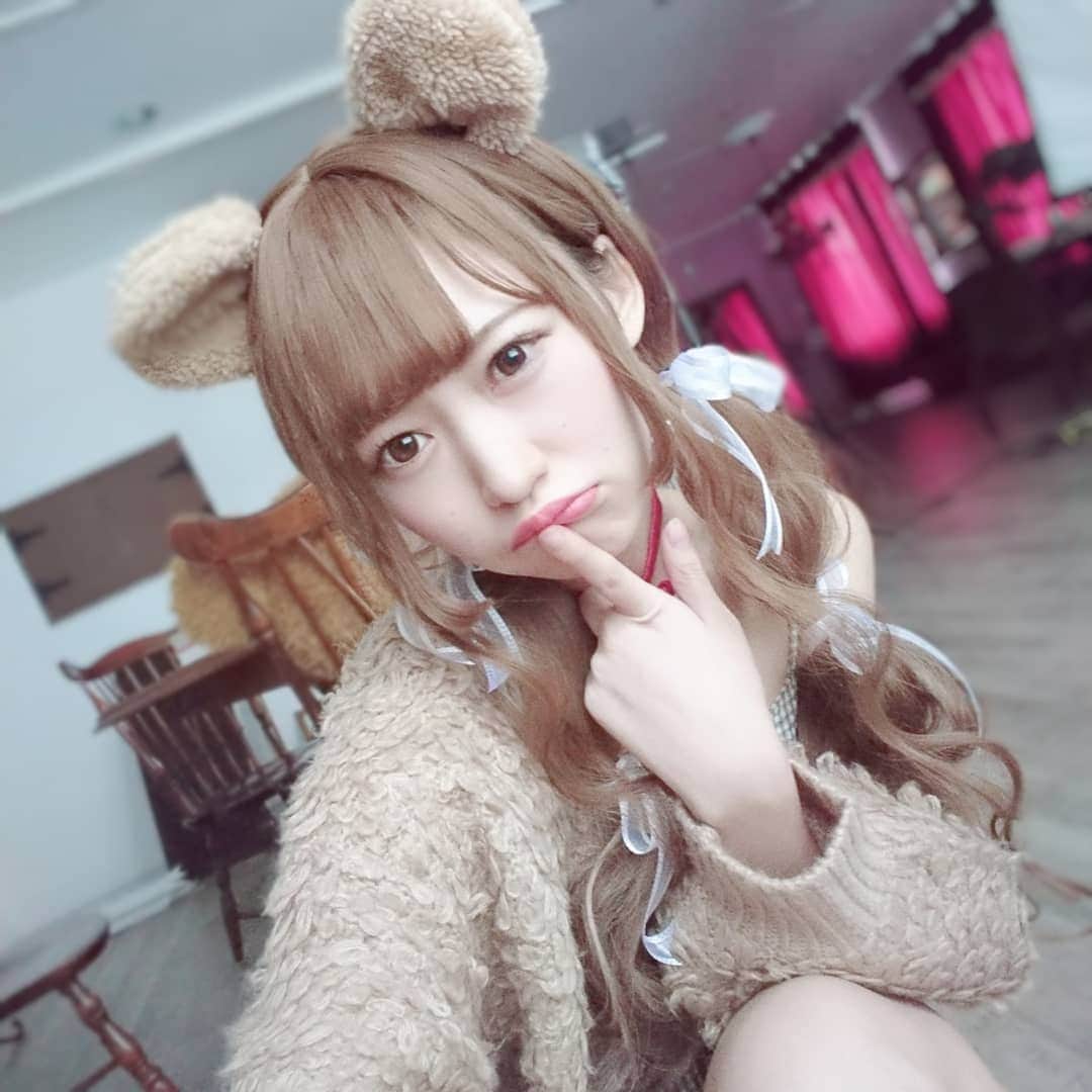 空野青空のインスタグラム：「. . はろはろっ あおくまです🐻🎀 . 今日から冬コミのリスバン販売がスタートしたみたいっ！！参戦するみんなはぜひ事前に購入すべしだよ〜🙆🏻👌✨ . コミケ公式HP🔽 https://www.comiket.co.jp/info-a/C97/C97WristBand.html . . 【わたしの冬コミ予定表】 . . 🐱2日目：12/29（日）コスプレ参戦 ひろかちゃんとまりえさんとあわせします！ . 🐱最終日：12/31（火）サークル参戦 南ク01b「あおにゃんはじめました」 . . 参戦待ってる〜 . . . #冬コミ #コミケ #コミックマーケット #C97 #コスプレ #創作コスプレ #くま #クマ #コスプレイヤー #cosplay #cosplayer #スタジオ撮影 #茶髪 #aonyan #aoneko #あおにゃん #空野青空 #あおにゃんはじめました #ポートレート撮影 #被写体 #スタジオロゼッタ」
