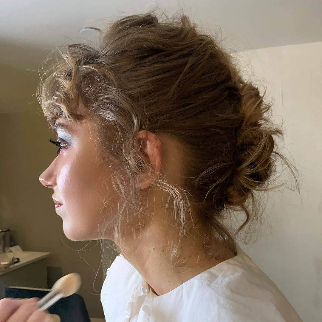 イモージェン・プーツさんのインスタグラム写真 - (イモージェン・プーツInstagram)「#Repost from @marcusrfrancis with @regram.app ... French twisted faux hawk for the gorgeous #imogenpoots ⭐️ 💇🏼‍♀️ #marcusfrancis 💄 @missjobaker 👗 @karlawelchstylist • • #hair #messyupdo #frenchtwist #frenchgirlhair #hairstyles #curlybangs #beauty #bts #glam #redcarpethair」12月7日 12時58分 - imogenpootss