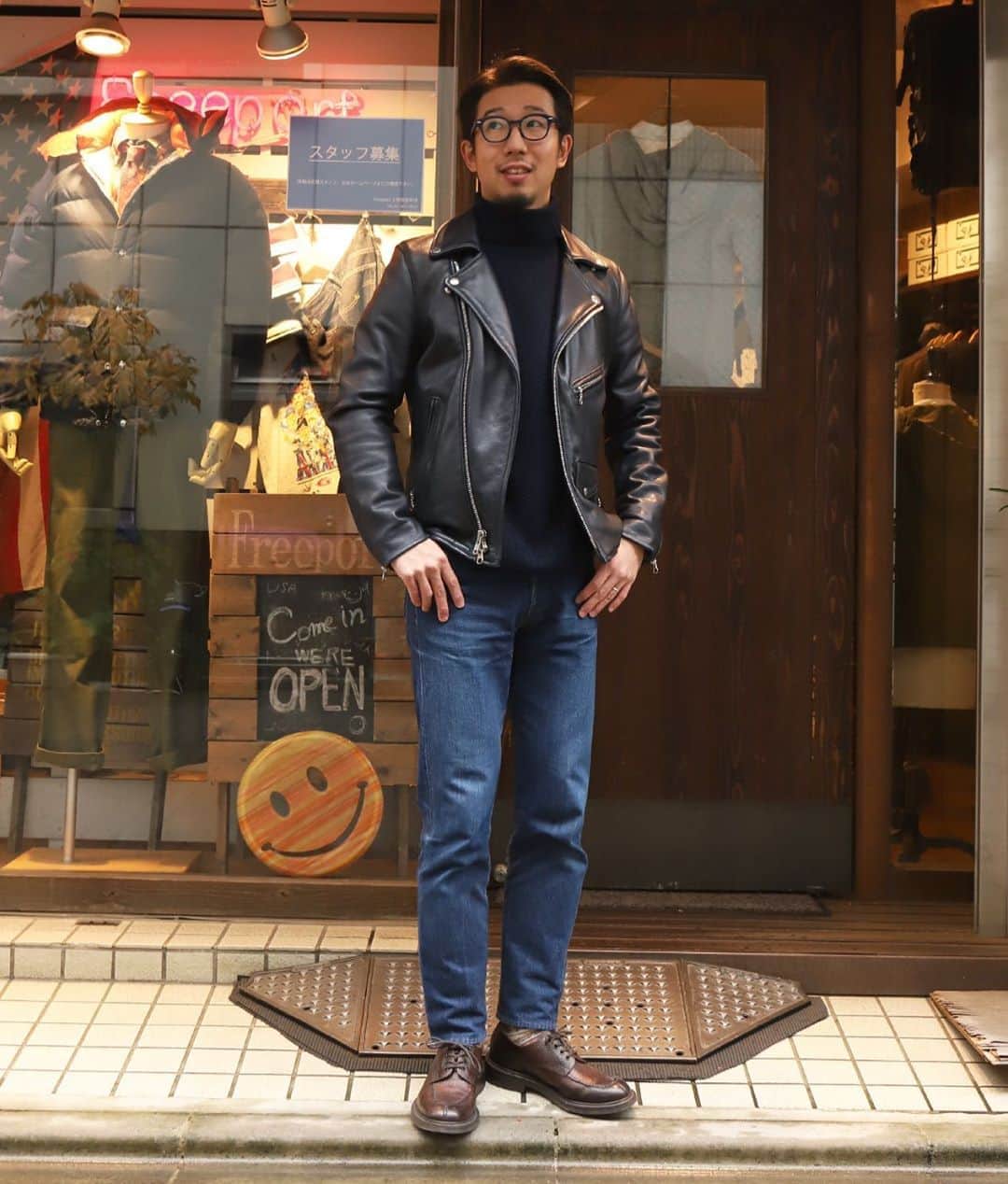 のインスタグラム：「本日のSTYLE  カシミヤのタートルネックにVANSONのレザーは意外と温かく今時期も問題なく着用出来ますね〜 VANSONのご予約のお問い合わせを多く頂きまして、 12月18日まで延長することが出来ました！ サンプルも18日まで店頭でご用意がございますので是非お試し頂ければと思います。  #jacket#vanson#navy #sweater#jamescharlotte #denim#workersjapan #shoes#trickers #style#surf#ivystyle#trad #Freeportueno#tokyo#上野セレクトショップ」