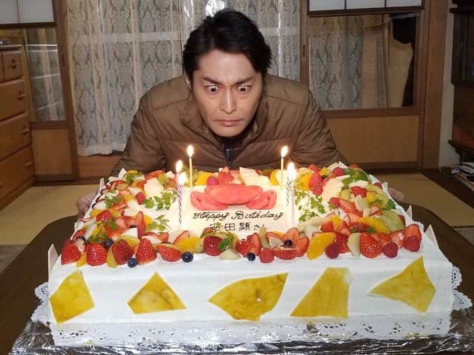 【公式】俺の話は長いのインスタグラム：「明日は光司こと #安田顕 さんのお誕生日です🎂﻿ 家族皆んなとスタッフでお祝いしました🎉﻿ ケーキのデザインは光司さんの食べられなかった毛蟹🦀。﻿ そして安田さん恒例の ＃睨み飯 👀誕生日ケーキも睨んで頂きました📸﻿ ﻿ 今夜10時 第九話 放送です❗️﻿ ﻿ #俺話﻿ #生田斗真 #安田顕 #小池栄子 #清原果耶 #原田美枝子﻿ #睨み飯 #睨みケーキ」