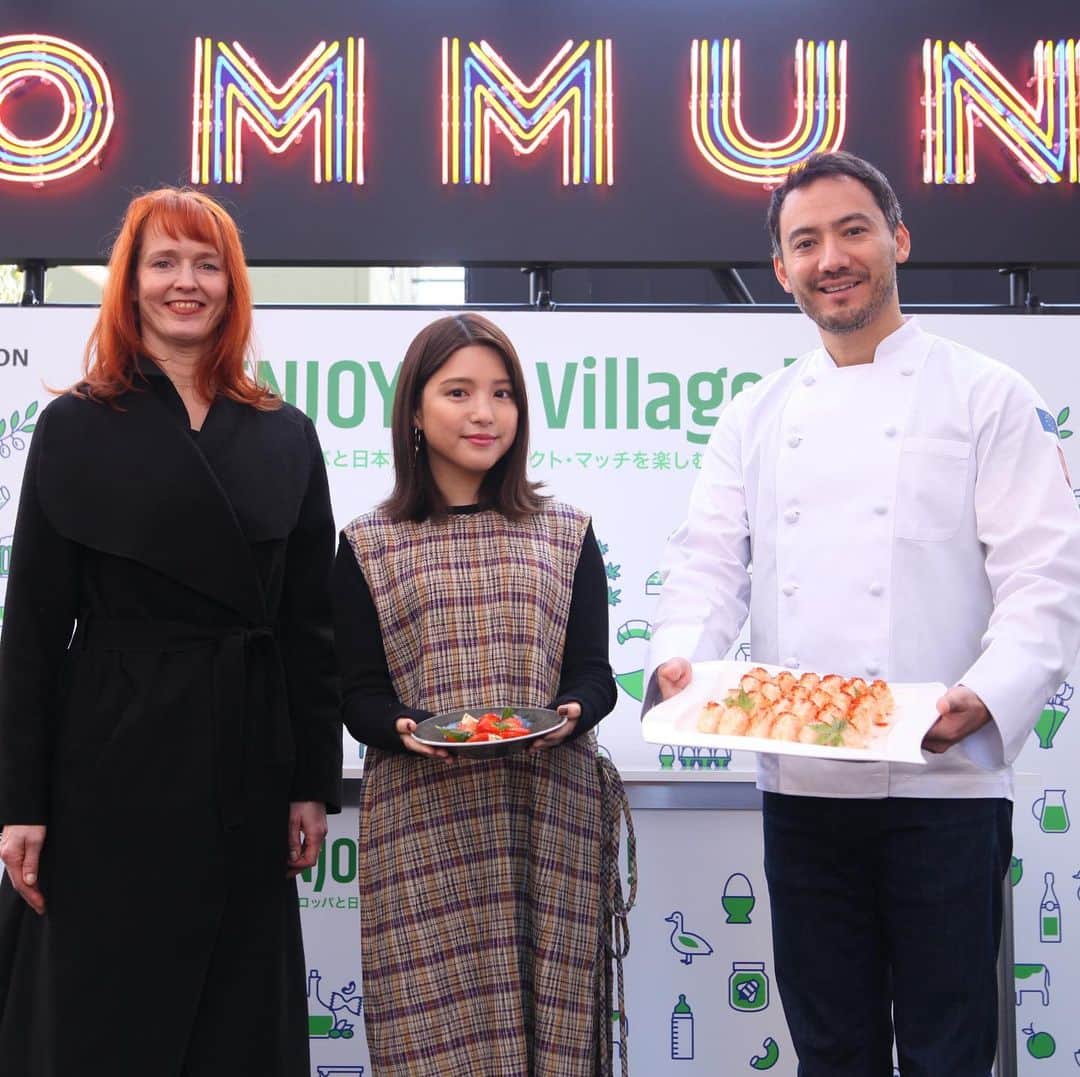 ベリッシモ・フランチェスコさんのインスタグラム写真 - (ベリッシモ・フランチェスコInstagram)「“Enjoy EU Village” food Event with Francesco Bellissimo chef and beautiful Umika Kawashima in Omotesando, Tokyo❣️ 表参道の「COMMUNE」では、12月6日から欧州食材×日本食のペアリングメニューを楽しめるイベント『Enjoy EU Village』が開催されています。女優の川島海荷さんと料理研究家のベリッシモ・フランチェスコが登壇したオープニングイベントが行われました😂👍 Grazie a tutti e a tutte per aver partecipato al grandissimo evento “Enjoy EU Village”❣️ #ベリッシモ #川島海荷 #料理研究家 #女優 #アイドル #francescobellissimo #chef #tvchef #celebritychef #vip #luxurylifestyle #gossip #美女 #イケメン #chefrock #masterchef #enjoyeuvillage #FoodMatchEU #フードマッチEU #おいしいヨーロッパ #italianstyle #イタリア人 #japanesefood #europeanfood #世界くらべてみたら #enjoylife」12月7日 13時17分 - bellissimoyoshi