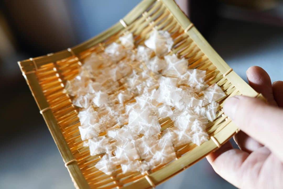 のインスタグラム：「五島列島福江島のこ塩職人によるお塩。 芸術的！ 塩づくりは、作品づくりだとおっしゃっていました。 つくり方も、一つ一つ手作業で、その工程を見せていただきました。  #島旅#島#船旅#旅#国内旅行#日本の島#五島列島#福江島 #長崎 #冬の島旅 #goto #nagasaki#fukue #香珠子」