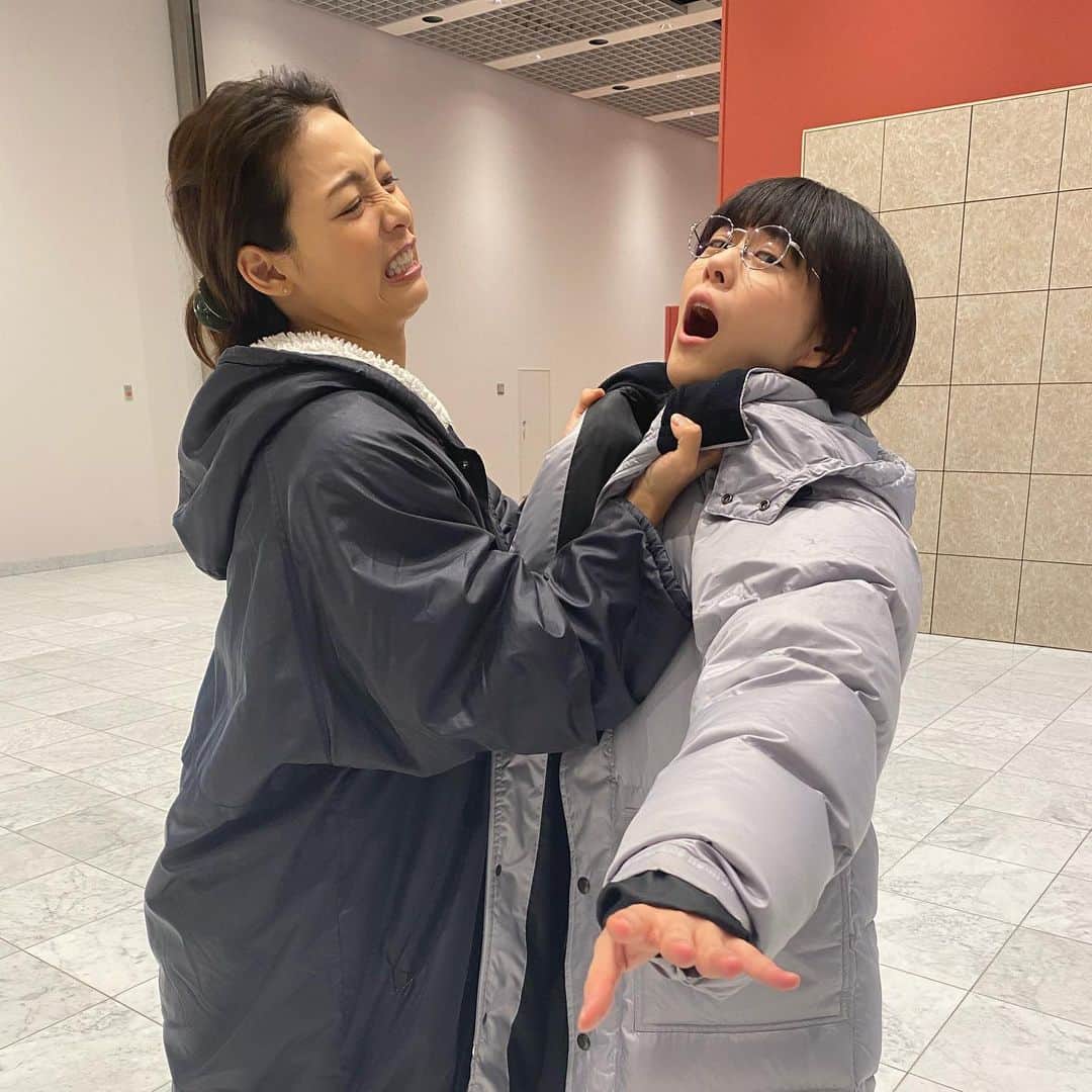 相武紗季のインスタグラム：「不仲な噂を表現。 私たちバチバチなんだぜ。現場では超険悪なんだから！！ 勝手な想像で記事を書いたら傷つきます。今回はなんだか面白かったけど。充希ちゃん、本当に素敵。いつもありがとう！  #同期のサクラ #見てね#とってもお久しぶりのインスタ#充希ちゃんと一緒に写真撮れてhappy」