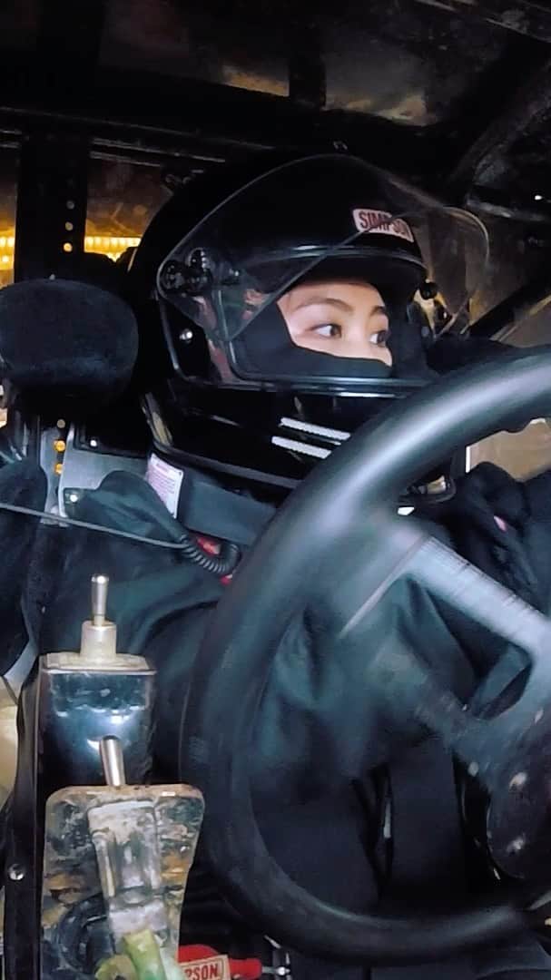 ソニアのインスタグラム：「I felt so badass you have no idea 🤣 I know it seems like I was just doing a leisurely drive cos obviously I’ve got no experience with stunts, but what you did not see was the many different steps to get this bad boy started, how it felt in there controlling something so massive! . I think my legs were shaking after 🤪 Not too late to get your tickets - the event goes on all day today! @monsterjam」