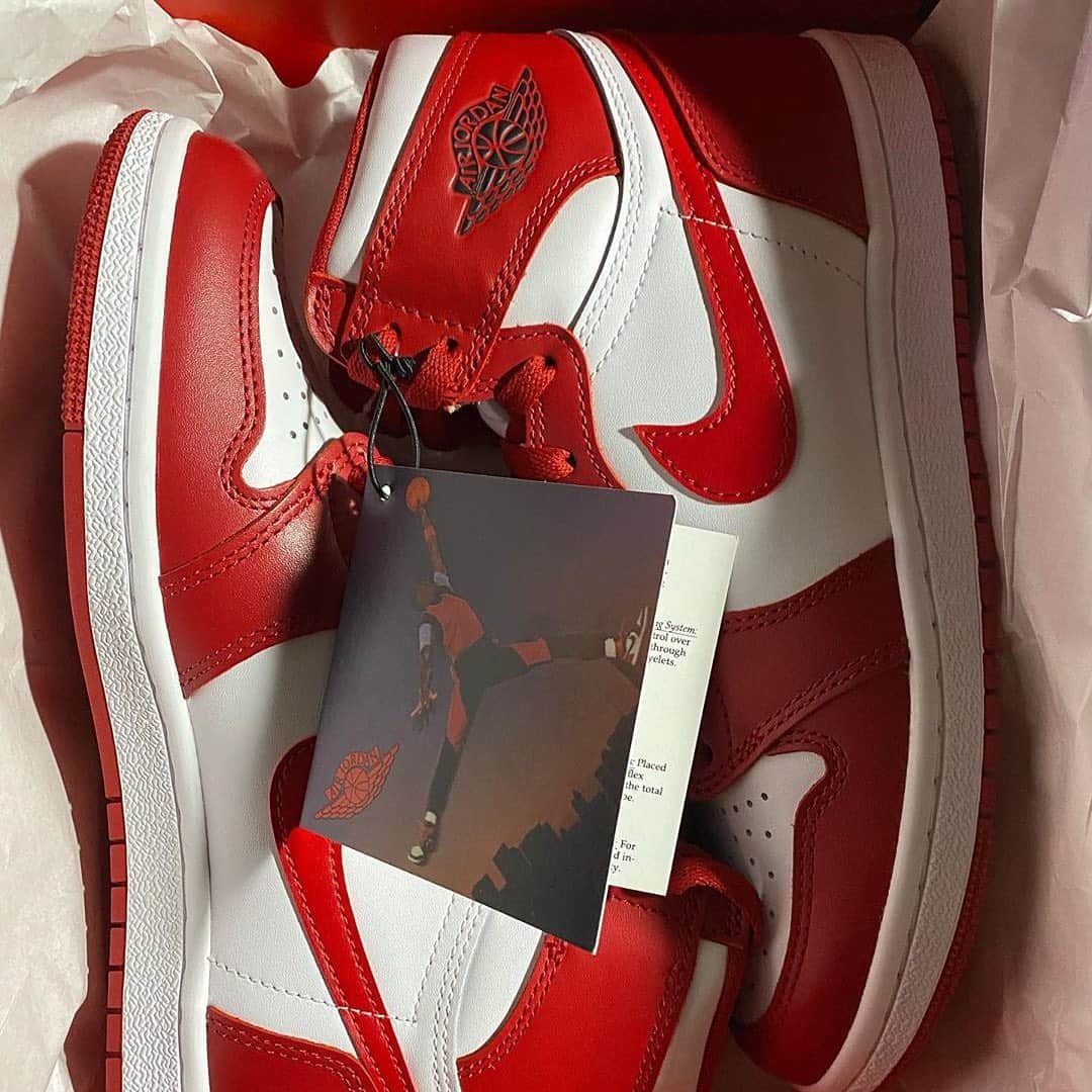 HYPEBEASTさんのインスタグラム写真 - (HYPEBEASTInstagram)「@hypebeastkicks: fragment’s @fujiwarahiroshi has unveiled a brand new pack consisting of the first ever @nike Air Ship retro and an Air Jordan 1 Retro High OG. Both colorways are a simple mix of white and red while the shoebox is split directly down the middle, with the Ship’s side featuring a blue and white grid print and the AJ1 side using a signature mix of black and red. When opened, the box is emblazoned with each shoe’s original release year on its respective side. Stay tuned for more details.⁠⠀ Photo: Hiroshi Fujiwara」12月7日 13時46分 - hypebeast