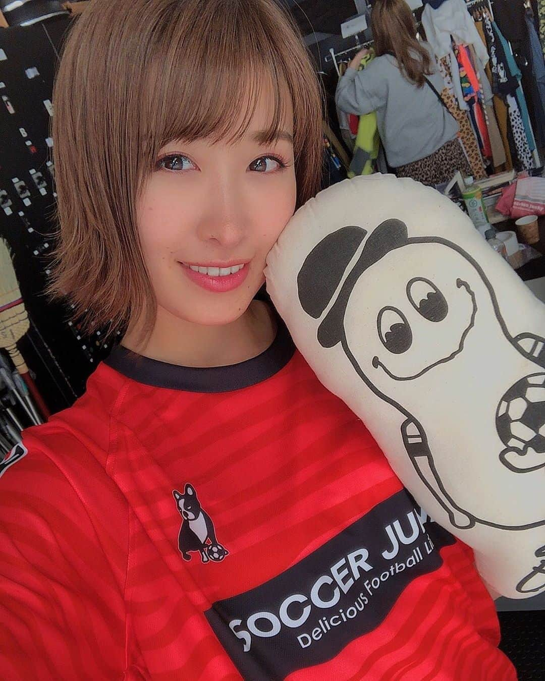 南まりかさんのインスタグラム写真 - (南まりかInstagram)「. 昨日はsoccer junkyさんの撮影いってきました♪ 可愛いのがいっぱいだったよー♡  ナッツくんとハイチーズ✌︎ #soccerjunky #サッカージャンキー  #ナッツくん #外ハネ始めました #髪型アレンジ」12月7日 13時44分 - marica_minami