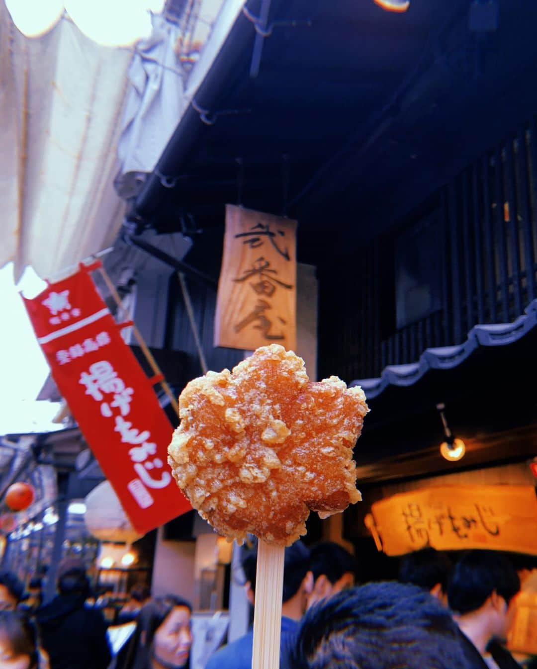 近野莉菜さんのインスタグラム写真 - (近野莉菜Instagram)「広島2日目は、1人で宮島へ☺︎ 知らない場所に行くのってワクワクするんだよなあ💕 でも1人で宮島きてる人いなかった😂😂（笑） 厳島神社は工事中だったけど、行けて良かった〜！御朱印もらって、揚げもみじまんじゅう食べたり、広島レモンソーダ飲んだり、1人旅もたまには良いね☺︎」12月7日 13時59分 - chikano.rina