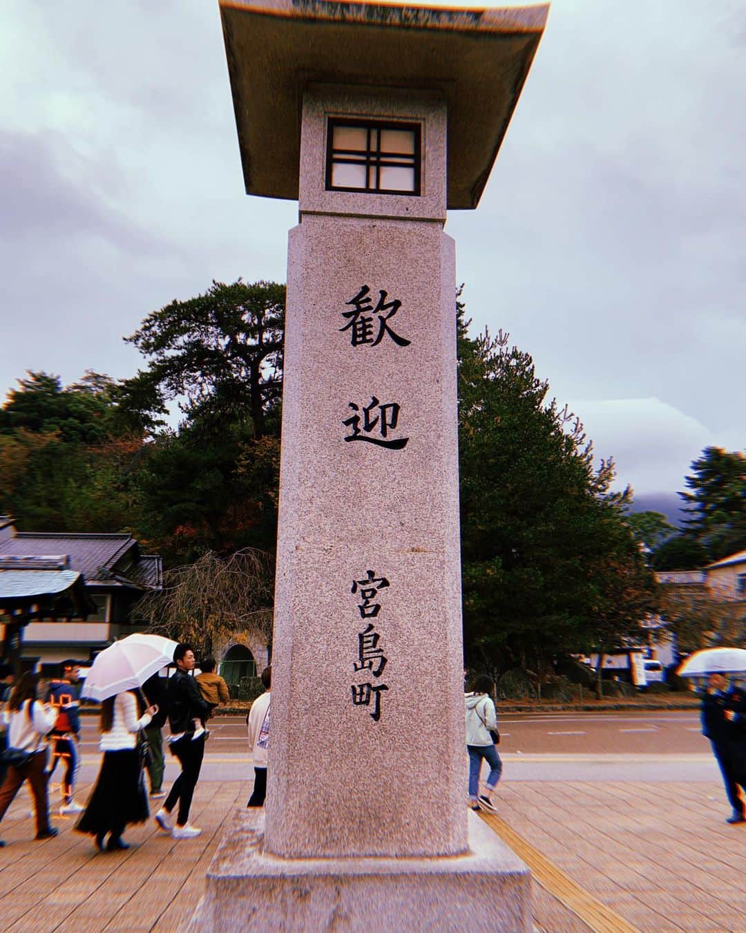 のインスタグラム：「広島2日目は、1人で宮島へ☺︎ 知らない場所に行くのってワクワクするんだよなあ💕 でも1人で宮島きてる人いなかった😂😂（笑） 厳島神社は工事中だったけど、行けて良かった〜！御朱印もらって、揚げもみじまんじゅう食べたり、広島レモンソーダ飲んだり、1人旅もたまには良いね☺︎」