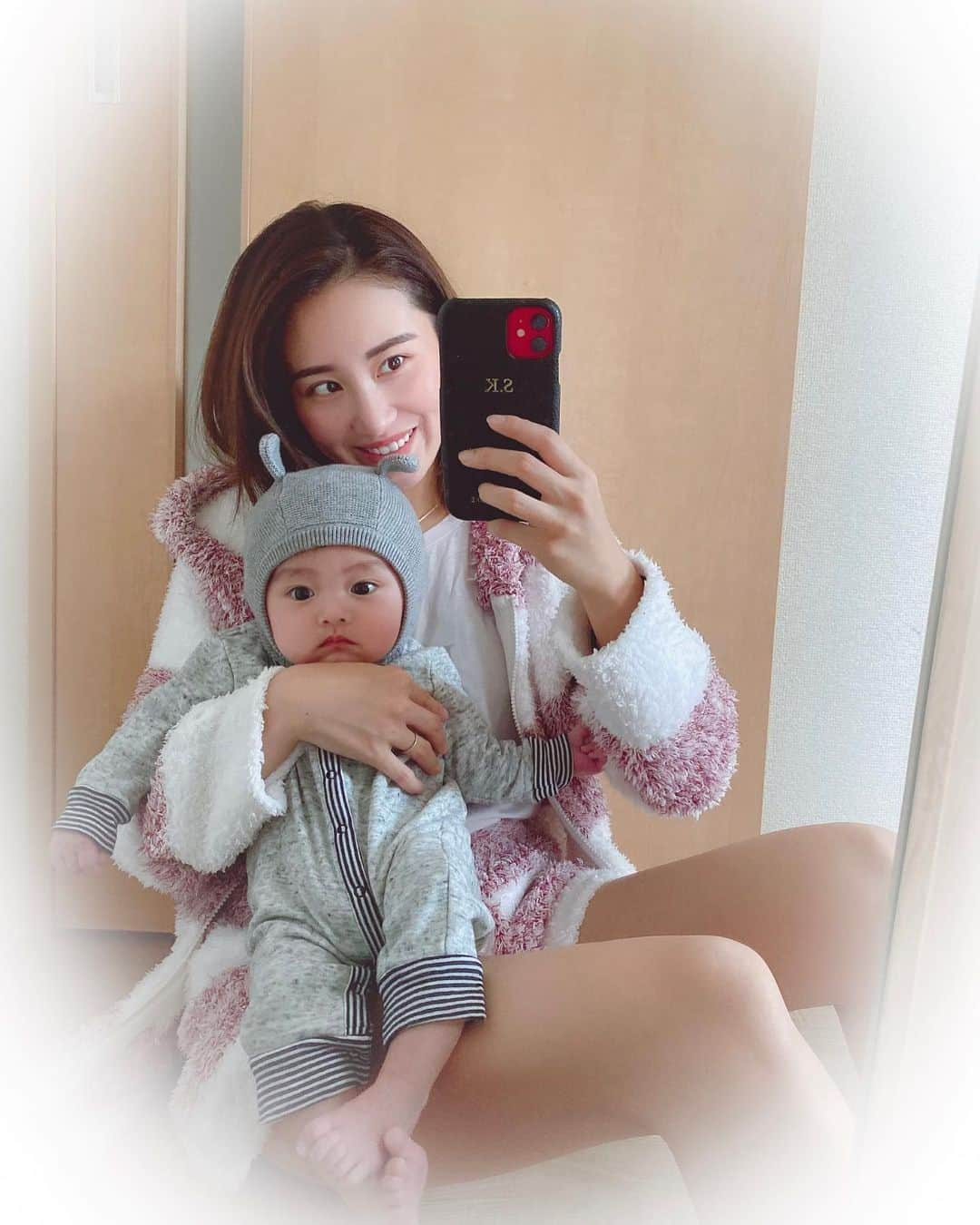 Ayaさんのインスタグラム写真 - (AyaInstagram)「👶👩🏻❤️ 急に寒くなってきましたね☃️❄️ 部屋着はジェラートピケのもこもこルームウェア🐻💕 クリスマス限定カラーであったかくて可愛いー！！ . @usagionline で頼むと クリスマス限定BOX🎁🎄で届いたよ！ 可愛いくってテンションあがった🥰🙌 . 12/8（日）まで送料無料でした❤️❤️ #gelatopique #ジェラートピケ #usagionline #ウサギオンライン #ギフト」12月7日 14時00分 - aya__fit